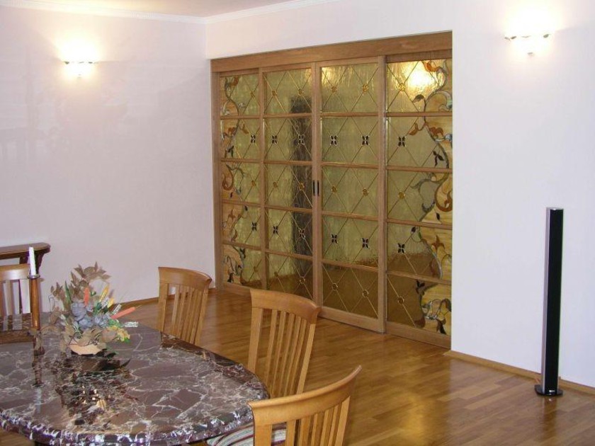 Перегородка для гостиной с цветным стеклом и декоративными вставками Ачинск