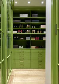 Г-образная гардеробная комната в зеленом цвете Ачинск