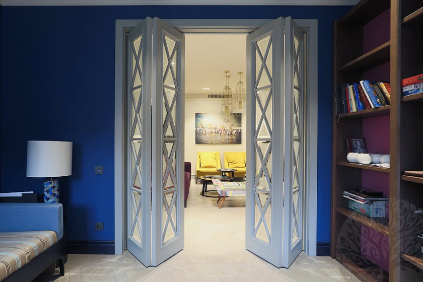 Двери гармошка  для гостиной со стеклами с разделителями Ачинск