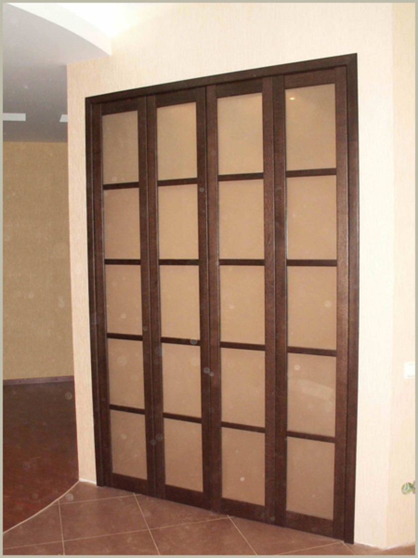 Двери гармошка с матовым стеклом и накладными разделителями Ачинск