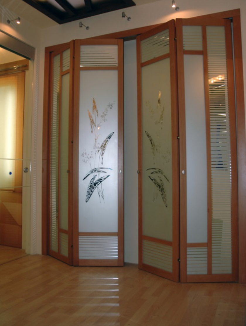 Широкие двери гармошка с матовым стеклом и рисунком Ачинск