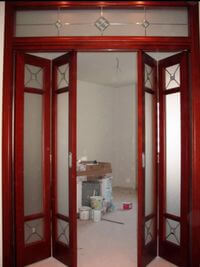 Дверь гармошка с декоративными стеклянными вставками Ачинск
